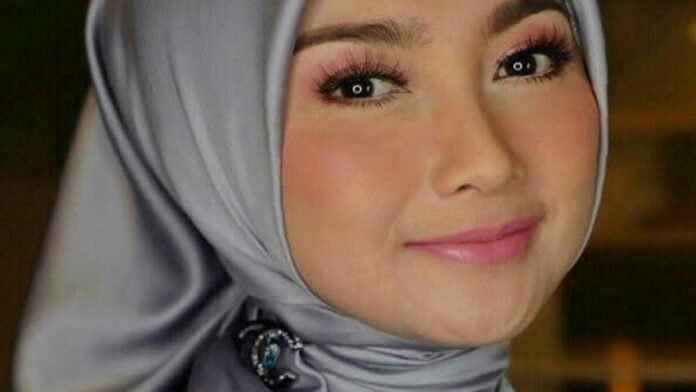 Artis Desy Ratnasari Lebih Nyaman Cari Uang di Dunia Hiburan
