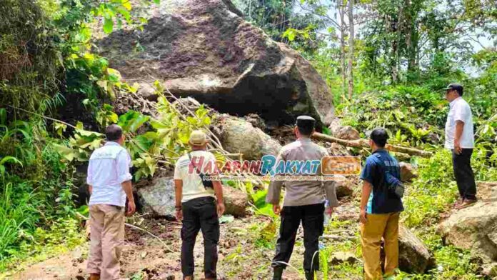 Batu Besar Longsor Tutupi Jalan, Dusun Karangwangkal Ciamis Terisolir