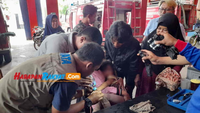 Baut tersangkut di jari anak