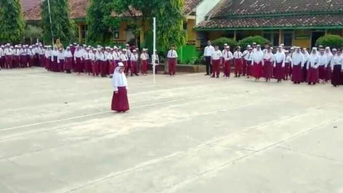 Bocah Perempuan Kelas 1 SD Berani Pimpin Upacara Bendera