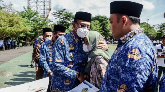 Bupati Ciamis Serahkan Insentif dan Uang Kadeudeuh Bagi ASN Purnabakti
