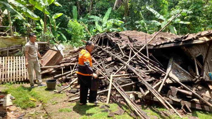 Diguyur Hujan, Rumah Warga Situbatu Kota Banjar Ambruk