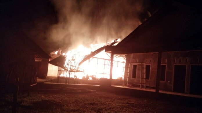 Kobaran Api Hanguskan Dua Rumah di Kawali Ciamis