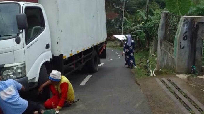 Mobil Box Pengangkut Air Minum Terperosok di Tanjakan Mandalare Ciamis
