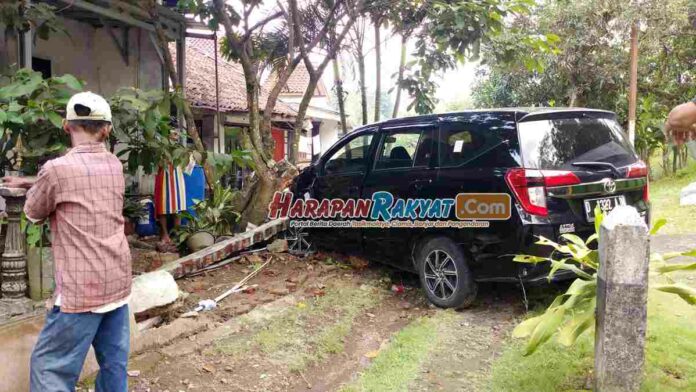 Mobil Hantam Pagar Rumah di Pamarican Ciamis
