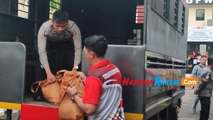 Ratusan paket sembako