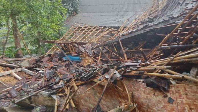 Rumah Roboh di Banjaranyar Ciamis