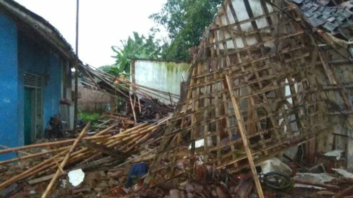 Rumah di Kota Banjar Ambruk Rata dengan Tanah