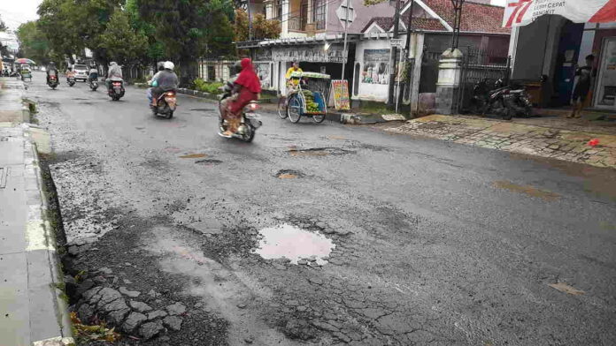 Rusak Parah, Jalan Perintis Kemerdekaan Kota Banjar Akan Segera Diperbaiki