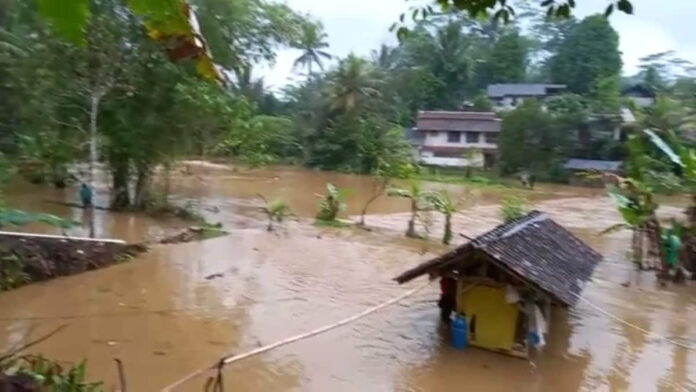Sungai Ciseel Meluap