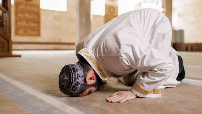Tata Cara Sujud Sahwi dan Alasan Melakukannya, Pantau di Sini!