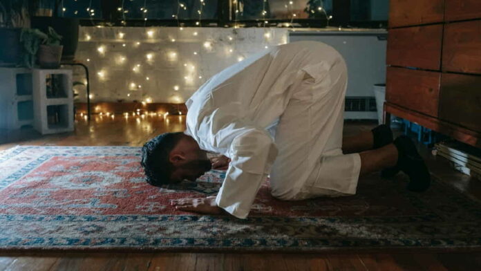 Tata Cara Sujud Syukur, Syarat, Sebab-Sebab, dan Hikmahnya