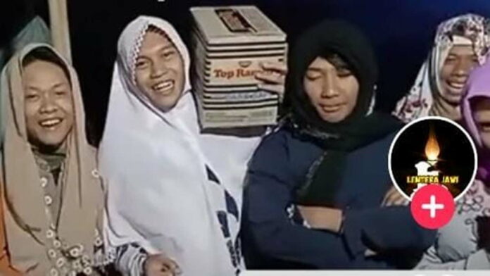 Viral, Bapak-bapak Korban Gempa di Cianjur Pakai Daster dan Kerudung