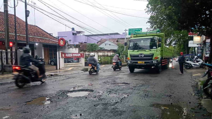 Warga Kota Banjar Keluhkan PJU Mati dan Jalan Rusak Parah