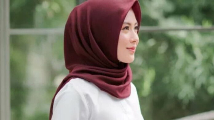 Warna Hijab Burgundy, Cocok untuk Baju Warna Apa