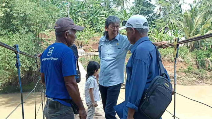Anggota DPRD Ciamis dari Partai Demokrat Bantu Warga Perbaiki Jembatan Putus