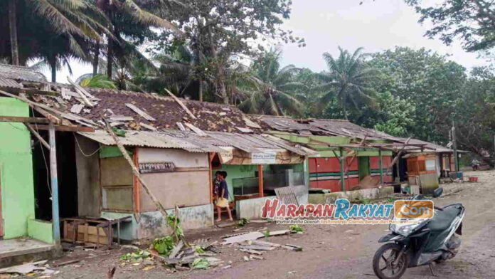 Angin Puting Beliung Menerjang Tasikmalaya