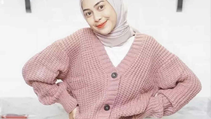 Cardigan Rajut Warna Burgundy Padukan dengan Jilbab Pilihan