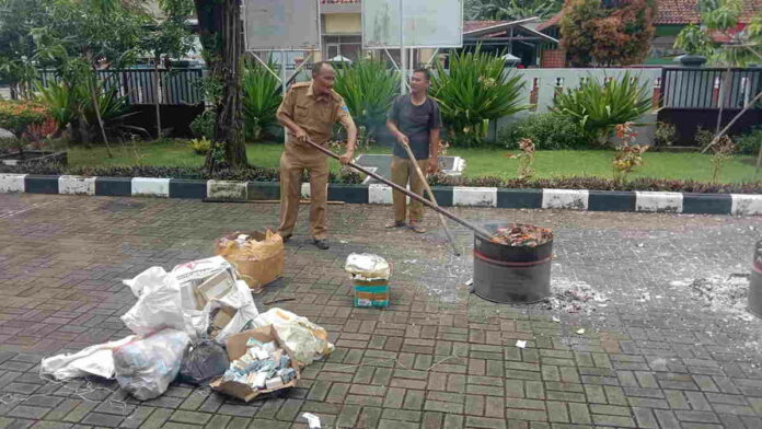 Dinas Pariwasata Pangandaran Bakar Puluhan Ribu Tiket Objek Wisata, Ini Alasannya!