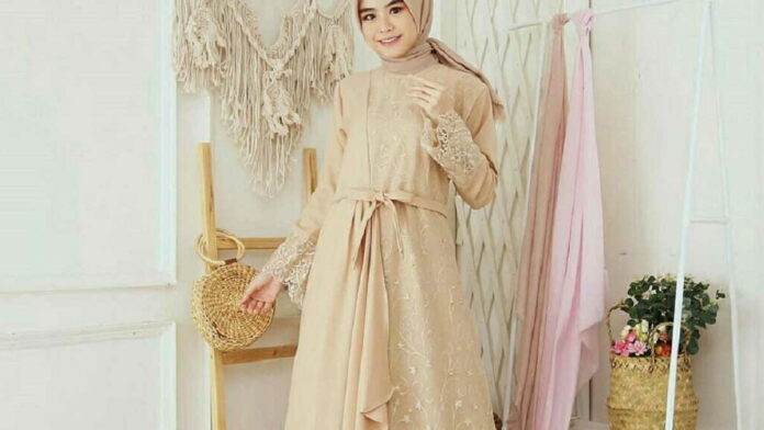 Gamis Brokat Kombinasi Lace Tampil Feminim Saat ke Pesta