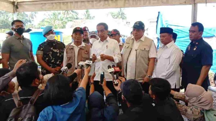 Didampingi Wagub Jabar Uu Ruzhanul Ulum, Presiden Joko Widodo meninjau lokasi relokasi pengungsi gempa Cianjur. Foto: Istimewa