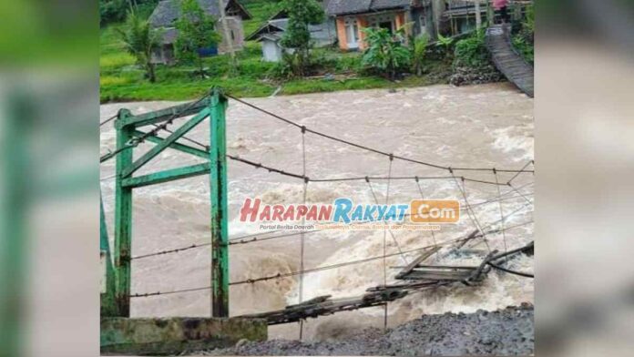 Jembatan di Garut Ambruk, Aktivitas Warga Terganggu