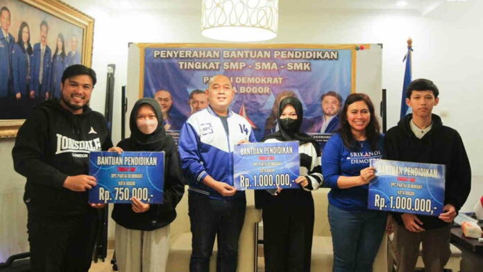 Jovan Latuconsina Serahkan Beasiswa untuk Ratusan Murid di Bogor