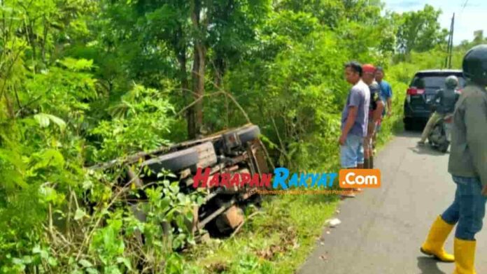 Mobil Boks Masuk Jurang