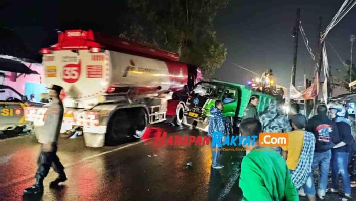 Truk Pengangkut Aspal Terjungkal