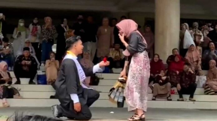 Lamar Kekasih saat Wisuda