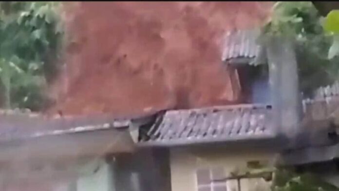 Rumah Tertimbun Longsor