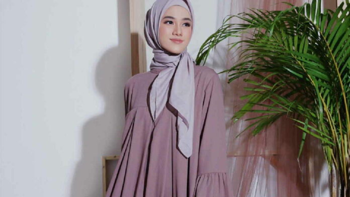 Mix and Match Gamis Polos dengan Varian Hijab yang Tepat