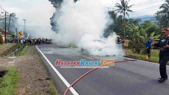 Mobil Minibus Ludes Terbakar di Jalan Malangbong Garut