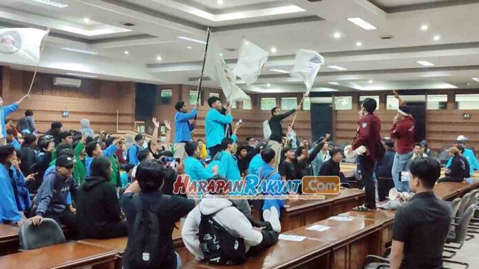 Pasal KUHP yang Bikin Mahasiswa Kepung Gedung DPRD Kota Tasikmalaya