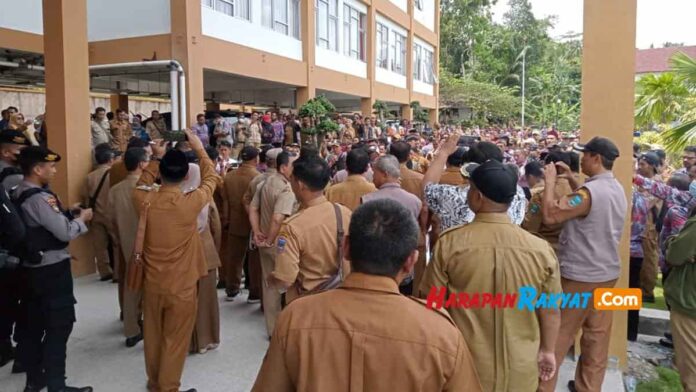 Perangkat Desa Geruduk Kantor Bupati