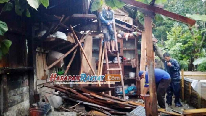 Rumah di Pamarican Ciamis Rusak Parah Tertimpa Pohon Tumbang