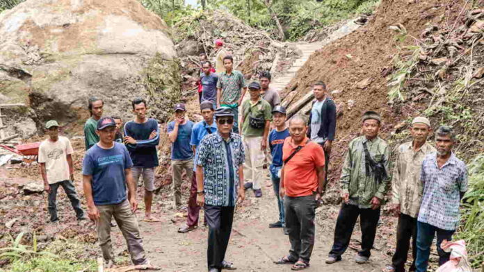 Saat Reses di Banjarsari Ciamis, Nanang Permana Tinjau Lokasi Longsor dan Berikan Bantuan