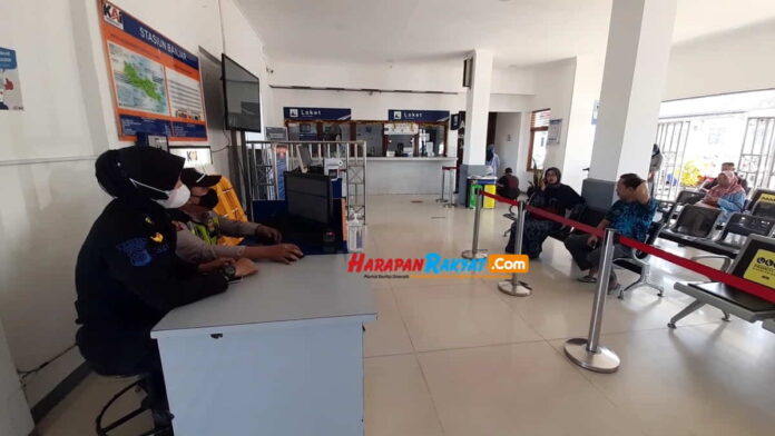 Keberangkatan Penumpang di Stasiun Banjar
