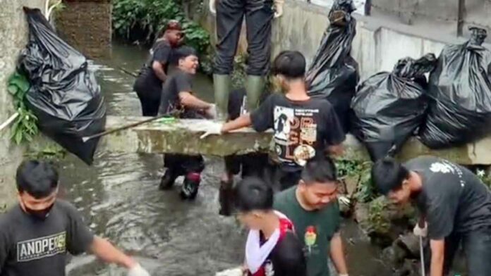 Video Pemuda Tasikmalaya Bersihkan Sampah di Sungai Viral di TikTok