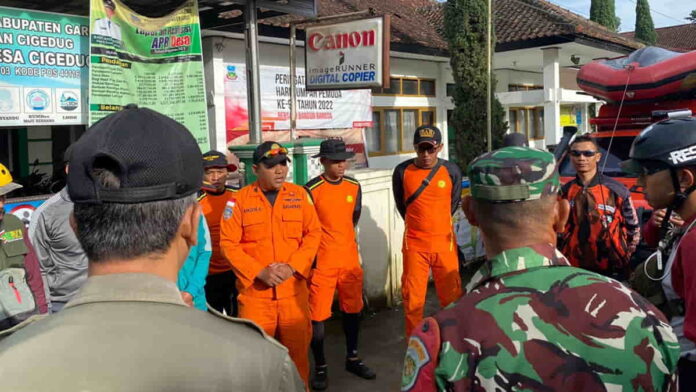 Warga Garut Hanyut