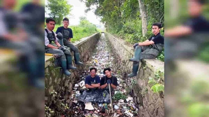 Sejumlah Remaja Bersihkan Selokan