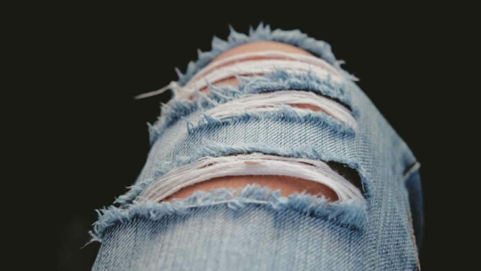 Celana Jeans Sobek Pria, Mulai dari Shreds hingga Scrapes