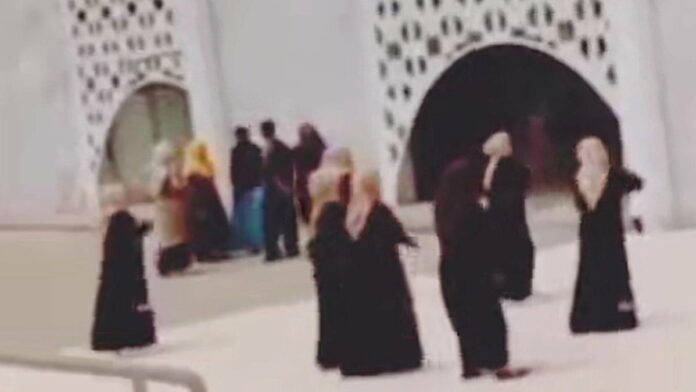 Emak-Emak Joget TikTok di Masjid Al Jabbar Viral