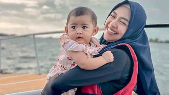 Gaya Parenting Ria Ricis Panen Hujatan, Ajak Moana Naik ATV