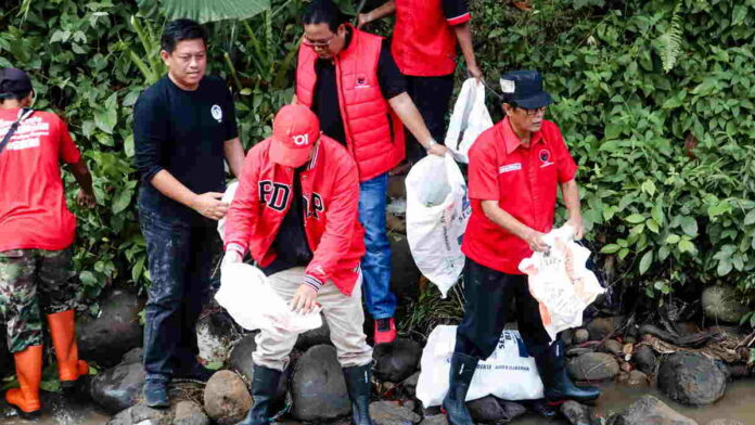 HUT ke 50, PDIP Ciamis Bersihkan Sungai Cileueur dan Tanam Pohon