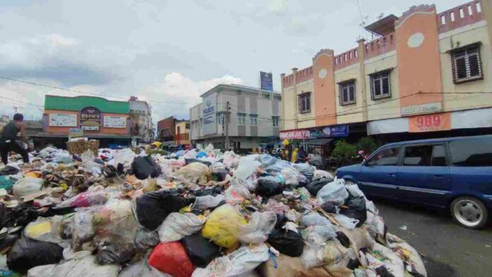 Tumpukan sampah pasar kidul