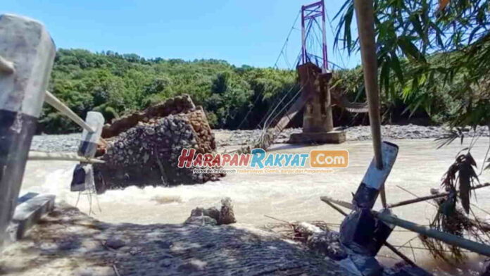 Jembatan Putus Akibat Banjir Bandang di Mekarmukti Garut