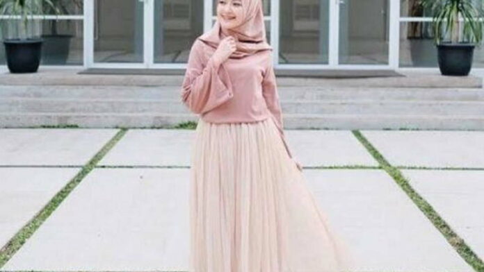 Kaos Polos Lengan Panjang untuk Wanita, Ini Tips Perpaduannya!