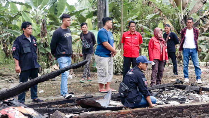 Kunjungi Korban Kebakaran di Pamalayan Ciamis, Nanang Permana Berikan Bantuan