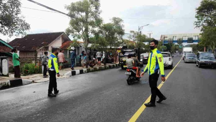 Tabrakan 1 Motor 2 Mobil